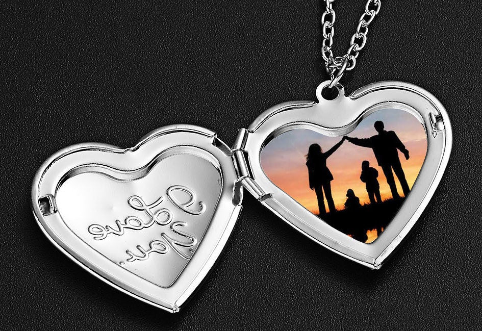 Carved Design Love Necklace Personalized Heart-shaped Photo Frame Pendant Necklace For Women Family Jewelry For Valentine's Day